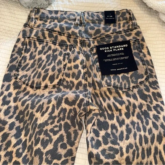 NWT Good American Leopard Kick Flare Jeans 26 - Picture 3 of 5